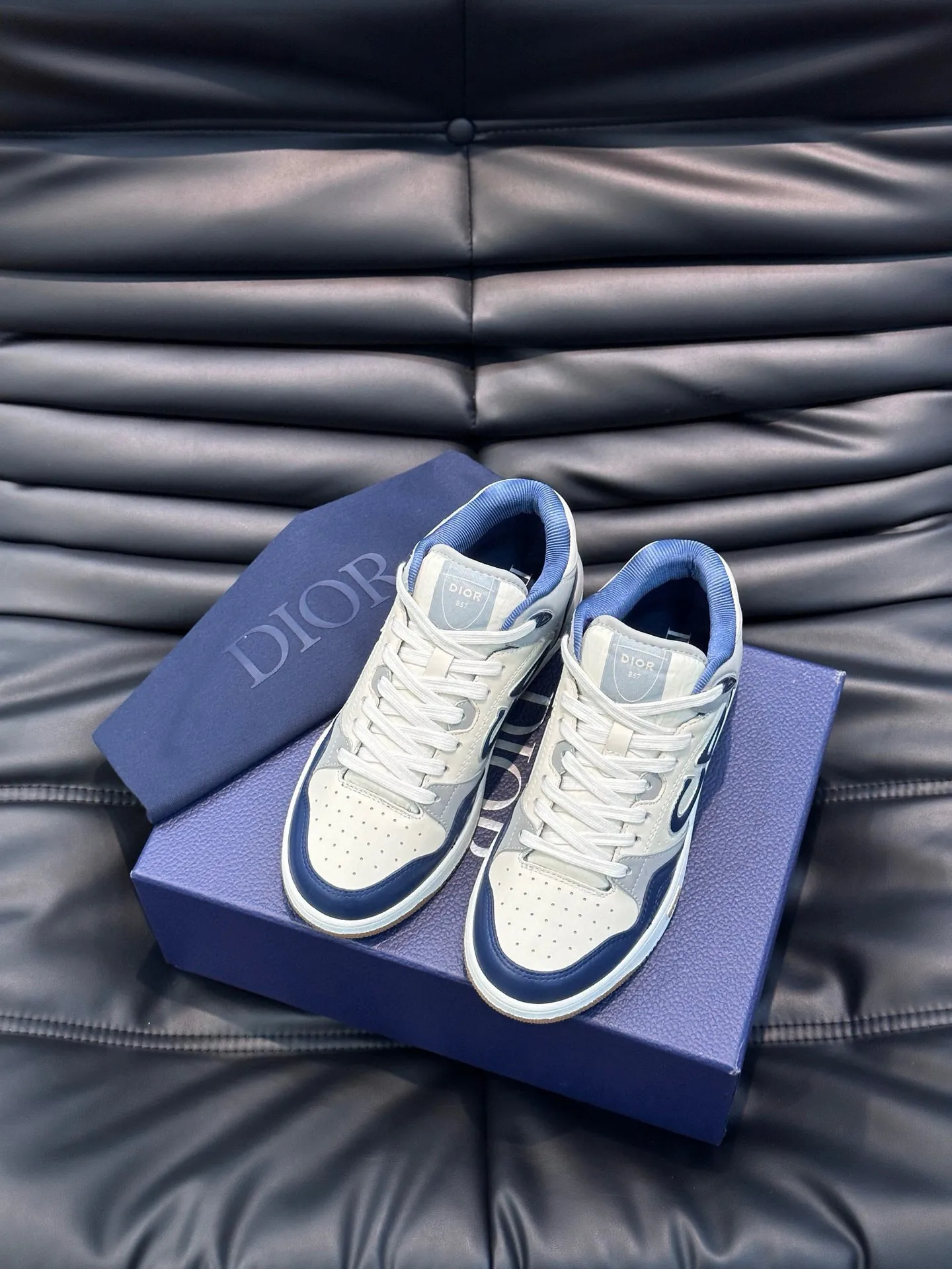 Ex-factory price: 440💰DIOB57 mid-top sneakers are shipped. This B57 mid-top sneaker is a new product in the 2024 spring men's wear series. It reinterprets the basketball shoe design and has become a classic item of Dior. Mid-top lace-up style crafted from color-blocked cow leather with contrasting suede and a CD logo displayed on the side. The tongue is decorated with the Dior B57 logo, and various distinctive details enhance the style. The CD logo eyelet details, upper stitching and rubber panels highlight the dynamic charm of its sports style. With two-color rubber sole, mesh fabric lining and cotton lining for foot padding, the upper foot is comfortable and breathable. Can be paired with a variety of clothing to create a sophisticated look. Code 38-44, (45 can be customized)